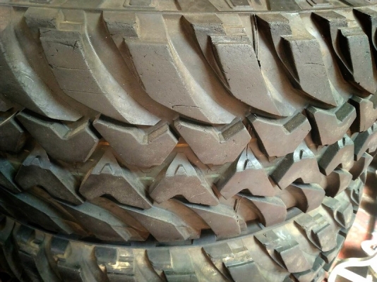 ขายยาง 265 x 75 x 16 MT พร้อมล้อเล็บเหยี่ยวแท้ ISUZU 4WD