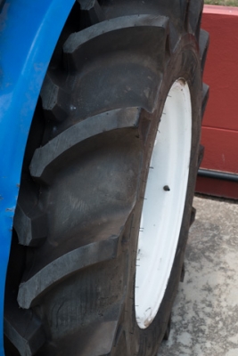 ขายรถไถ New Holland TC48 R พร้อมอุปกรณ์ชุดไถ