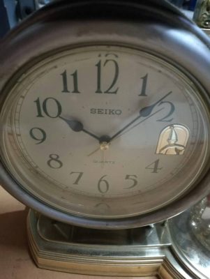450 บ. ส่งฟรี 083-2000058  LINE ID: line832923 นาฬิกา SEIKO ตั้งโชว์และปลุกได้ พร้อมลูกเล่นที่หมุนโชว์สวยๆ