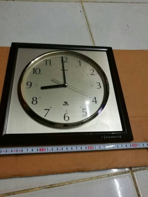 450 บ. ส่งฟรี 083-2000058  LINE ID: line83292 นาฬิกาแขวนผนัง ยี่ห้อ National ขอบนอกเป็นสี่เหลี่ยมไม้จริง ด้านในเป็นกรอบนาฬิกากลม ของเก่ามีอายุสวยๆ