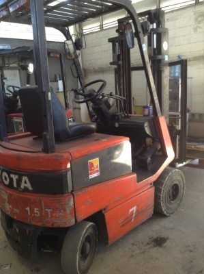 +++ ขายโฟล์คลิฟท์ไฟฟ้านั่งขับ  TOYOTA 5FB15  ขนาด  1.5  ตัน  เสา  3  เมตร  ยางตันครับ  (มี 2 คันครับ)