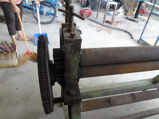 เครื่องม้วนเหล็กแผ่น ใช้มือหมุน