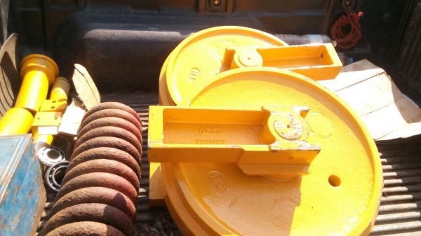 ขายล้อนำ รถแมคโค CAT-320 -1-2-B-D ขายถูก ลูกละ 5000 บาท สภาพตามรูปครับ