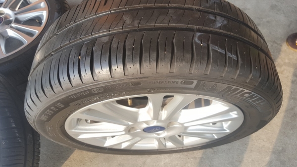 ขายล้อFord Fiestaขอบ15 พร้อมยาง 4 ล้อ ขายล้อFord Fiestaขอบ15 พร้อมยาง 4 ล้อ