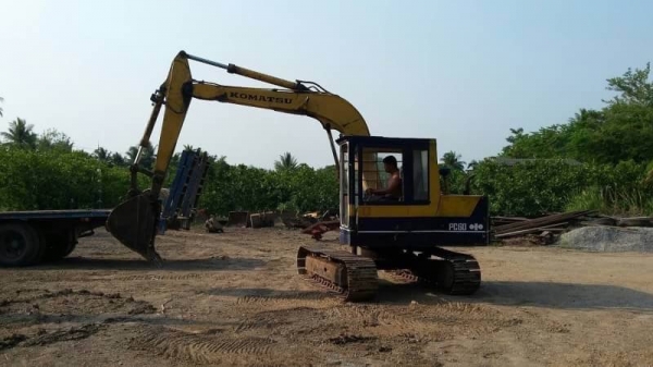KOMATSU PC60-3 ราคา 265,000 บาท เครื่องดี ปั้มแรง  โช่หนา เอวแน่น เอกสารชื้อขาย  รถอยู่ จ.นครปฐม โทร&amp;ไอดีไลน์ 0610710295