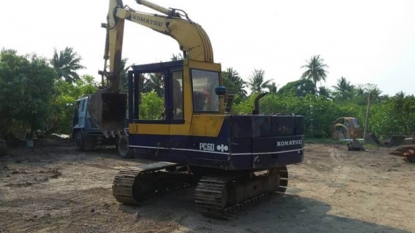 KOMATSU PC60-3 ราคา 265,000 บาท เครื่องดี ปั้มแรง  โช่หนา เอวแน่น เอกสารชื้อขาย  รถอยู่ จ.นครปฐม โทร&amp;ไอดีไลน์ 0610710295