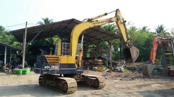 KOMATSU PC60-3 ราคา 265,000 บาท เครื่องดี ปั้มแรง  โช่หนา เอวแน่น เอกสารชื้อขาย  รถอยู่ จ.นครปฐม โทร&amp;ไอดีไลน์ 0610710295