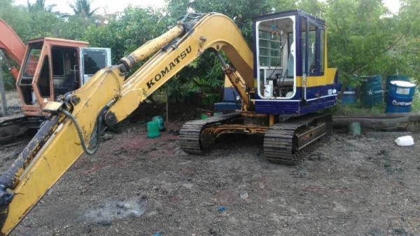KOMATSU PC60-3 ราคา 265,000 บาท เครื่องดี ปั้มแรง  โช่หนา เอวแน่น เอกสารชื้อขาย  รถอยู่ จ.นครปฐม โทร&amp;ไอดีไลน์ 0610710295