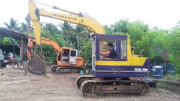 KOMATSU PC60-3 ราคา 265,000 บาท เครื่องดี ปั้มแรง  โช่หนา เอวแน่น เอกสารชื้อขาย  รถอยู่ จ.นครปฐม โทร&amp;ไอดีไลน์ 0610710295