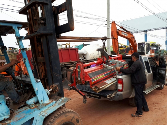 tractor-backhoe จัดส่ง โรตารี่ ขนาดยาว พร้อมยอยเพลาปั่นโรตารี่ ให้ลูกค้าบุรีรัมย์ครับ