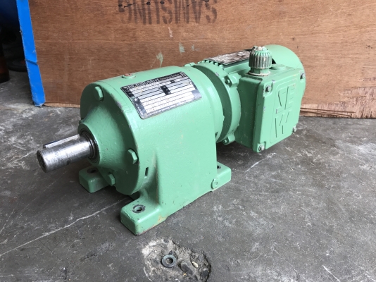 ขายมอเตอร์เกียร์ SEW eurodrive 0.09kw. 380V อัตราทด 1:97.7 มีระบบเบรคในตัว เพลาออกประมาณ 10รอบต่อนาที สภาพสวย วิ่งนิ่ม พร้อมใช้งาน