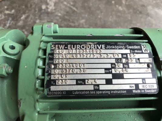 ขายมอเตอร์เกียร์ SEW eurodrive 0.09kw. 380V อัตราทด 1:97.7 มีระบบเบรคในตัว เพลาออกประมาณ 10รอบต่อนาที สภาพสวย วิ่งนิ่ม พร้อมใช้งาน ขายมอเตอร์เกียร์ SEW eurodrive 0.09kw. 380V อัตราทด 1:97.7 มีระบบเบรคในตัว เพลาออกประมาณ 10รอบต่อนาที สภาพสวย วิ่งนิ่ม พร้อมใช้งาน