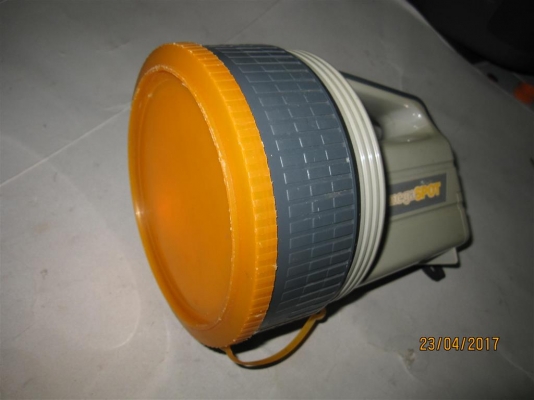 ไฟฉายฉุกเฉินในรถ ใช้ไฟ 12 V. ต่อจากที่จุดบุหรี่ในรถ ไฟฉายฉุกเฉินในรถ ใช้ไฟ 12 V. ต่อจากที่จุดบุหรี่ในรถ