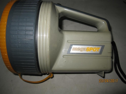 ไฟฉายฉุกเฉินในรถ ใช้ไฟ 12 V. ต่อจากที่จุดบุหรี่ในรถ