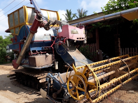 ขายรถเกียวข้าว ไทเจริญ 10 23 195 โบ อุ้ม 2 ตัน  ปรับระดับ โซ่ 45 ข้อ ลุนเล่อ 11 ลูก พร้อมใช้งาน 290000 ต่อรอง 0928621172