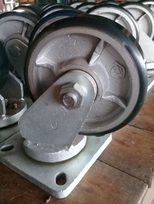 ชุดลูกล้อเหล็กหล่อยางยูริเทนน้ำเงินป้ายแดง