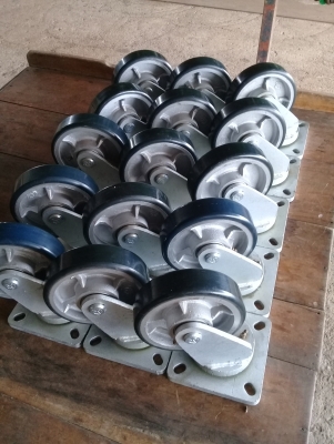 ชุดลูกล้อเหล็กหล่อยางยูริเทนน้ำเงินป้ายแดง