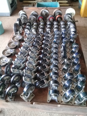 ชุดล้อเหล็กหล่อยางยูริเทนน้ำเงินสต๊อกป้ายแดง