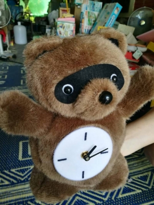 ขายคู่นี้400บาท ส่งฟรี โทร083-2000058 ตุ๊กตา+นาฬิกาเป็นของใหม่ ตุ๊กตาเป็นผ้ายืน-นั่งได้  และของประดับบ้านมีช่องเก็บเหรียญ