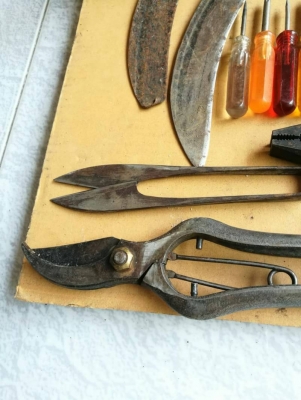 550 บ. ส่งฟรี083-2000058  LINE ID: line832923 A.38   ชุดเครื่องมืองานทำสวนต่างๆ 11 ชิ้น - เคียวโค้งคม 2 อัน (ต้องเปลี่ยนด้ามใหม่ 1 อัน ) - -คราดคม - พลั่วแทงดิน 2 อัน - กรรไกร - กรรไกรตัดแต่ง - ไขควงต่อสวมด้าม 9 อัน - คีมเอนกประสงค์ 2 อัน - ประแจเลื่