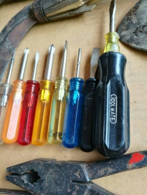 550 บ. ส่งฟรี083-2000058  LINE ID: line832923 A.38   ชุดเครื่องมืองานทำสวนต่างๆ 11 ชิ้น - เคียวโค้งคม 2 อัน (ต้องเปลี่ยนด้ามใหม่ 1 อัน ) - -คราดคม - พลั่วแทงดิน 2 อัน - กรรไกร - กรรไกรตัดแต่ง - ไขควงต่อสวมด้าม 9 อัน - คีมเอนกประสงค์ 2 อัน - ประแจเลื่