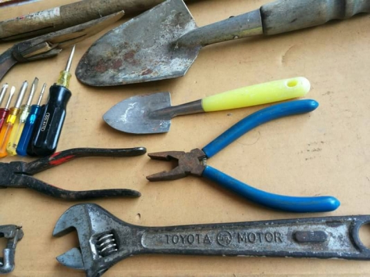 550 บ. ส่งฟรี083-2000058  LINE ID: line832923 A.38   ชุดเครื่องมืองานทำสวนต่างๆ 11 ชิ้น - เคียวโค้งคม 2 อัน (ต้องเปลี่ยนด้ามใหม่ 1 อัน ) - -คราดคม - พลั่วแทงดิน 2 อัน - กรรไกร - กรรไกรตัดแต่ง - ไขควงต่อสวมด้าม 9 อัน - คีมเอนกประสงค์ 2 อัน - ประแจเลื่