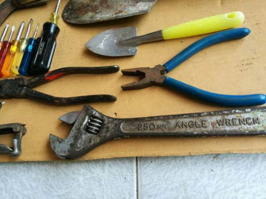 550 บ. ส่งฟรี083-2000058  LINE ID: line832923 A.38   ชุดเครื่องมืองานทำสวนต่างๆ 11 ชิ้น - เคียวโค้งคม 2 อัน (ต้องเปลี่ยนด้ามใหม่ 1 อัน ) - -คราดคม - พลั่วแทงดิน 2 อัน - กรรไกร - กรรไกรตัดแต่ง - ไขควงต่อสวมด้าม 9 อัน - คีมเอนกประสงค์ 2 อัน - ประแจเลื่