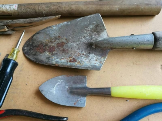 550 บ. ส่งฟรี083-2000058  LINE ID: line832923 A.38   ชุดเครื่องมืองานทำสวนต่างๆ 11 ชิ้น - เคียวโค้งคม 2 อัน (ต้องเปลี่ยนด้ามใหม่ 1 อัน ) - -คราดคม - พลั่วแทงดิน 2 อัน - กรรไกร - กรรไกรตัดแต่ง - ไขควงต่อสวมด้าม 9 อัน - คีมเอนกประสงค์ 2 อัน - ประแจเลื่