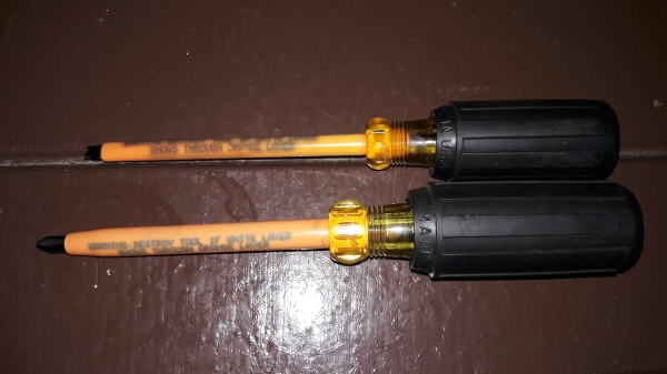 ขายไขควงงานไฟฟ้าด้ามกันไฟฟ้า 1000V แพ็คคู่แฉกแบน KLEIN MADE IN USA. ใหม่เก่าเก็บ ไม่มีผลิตแล้ว ขายไขควงงานไฟฟ้าด้ามกันไฟฟ้า 1000V แพ็คคู่แฉกแบน KLEIN MADE IN USA. ใหม่เก่าเก็บ ไม่มีผลิตแล้ว