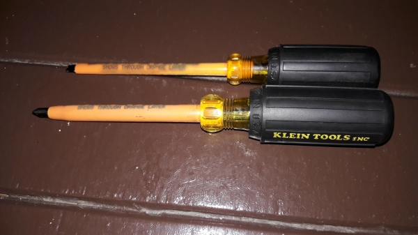 ขายไขควงงานไฟฟ้าด้ามกันไฟฟ้า 1000V แพ็คคู่แฉกแบน KLEIN MADE IN USA. ใหม่เก่าเก็บ ไม่มีผลิตแล้ว