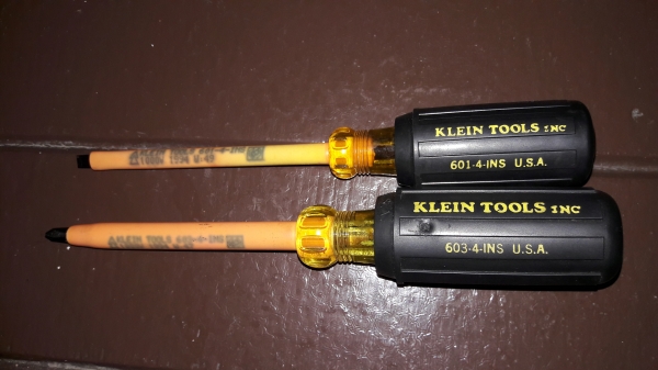 ขายไขควงงานไฟฟ้าด้ามกันไฟฟ้า 1000V แพ็คคู่แฉกแบน KLEIN MADE IN USA. ใหม่เก่าเก็บ ไม่มีผลิตแล้ว ขายไขควงงานไฟฟ้าด้ามกันไฟฟ้า 1000V แพ็คคู่แฉกแบน KLEIN MADE IN USA. ใหม่เก่าเก็บ ไม่มีผลิตแล้ว