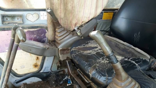 HITACHI EX200-2 ราคา 435,000 บาท สภาพพร้อมใช้งาน ไฟฟ้าอยู่ สภาพช่วงล่างดี โซ่ดี เอวแน่น เอกสารสัญญาซื้อขาย  รถอยู่ จ.กาฬสินธุ์  โทร&amp;ไอดีไลน์ 0610710295