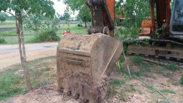 HITACHI EX200-2 ราคา 435,000 บาท สภาพพร้อมใช้งาน ไฟฟ้าอยู่ สภาพช่วงล่างดี โซ่ดี เอวแน่น เอกสารสัญญาซื้อขาย  รถอยู่ จ.กาฬสินธุ์  โทร&amp;ไอดีไลน์ 0610710295