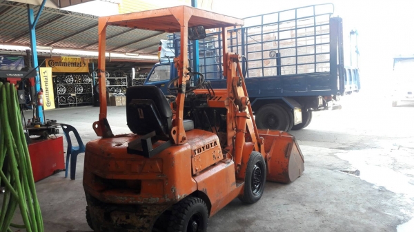 รถตักโตโยต้า 1.5 ตัน พร้อมใช้งาน