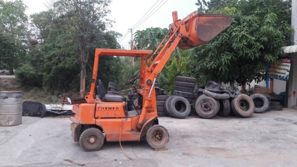 รถตักโตโยต้า 1.5 ตัน พร้อมใช้งาน