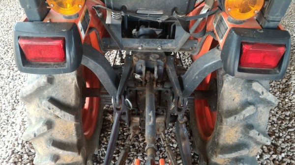 สามย่านแทรคเตอร์  ขายรถไถ KUBOTA B2140 2เพลา 186ชม.เข้าร่องอ้อยได้ รถพร้อมใช้งาน ราคา 175,000 มีรถขนส่งบริการ ร้านสามย่านแทรคเตอร์ อ.แกลง จ.ระยอง 0897489639,0818618678,0899347475 https://www.facebook.com/DC-Tractor-Rayong-3071545327?/shop? id line=0897489