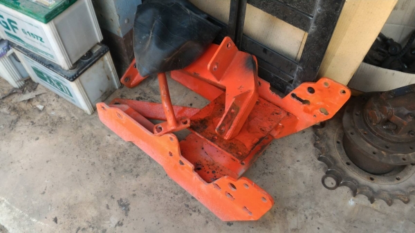 สามย่านแทรคเตอร์  ขายตัวตัก(ชุดบุ้งกี๋) ของใหม่ ใช้ติดตั้งกับรถไถ KUBOTA รุ่น B2140 และ B2410,2420,2440 ราคา 90,000 มีรถขนส่งบริการ ร้านสามย่านแทรคเตอร์ อ.แกลง จ.ระยอง 0897489639,0818618678,0899347475 https://www.facebook.com/DC-Tractor-Rayong-3071545327?