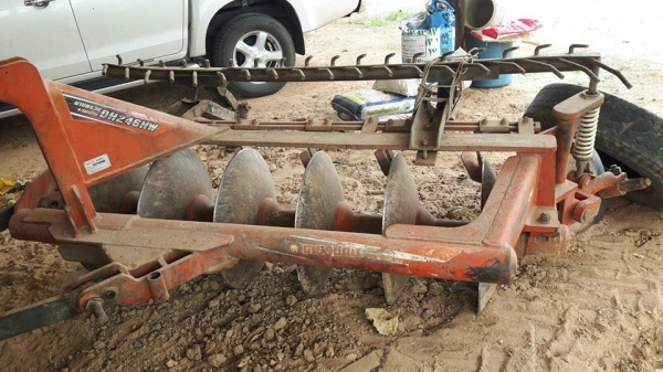 ขายรถไถคูโบต้า M6040 เครื่องแน่น ทะเบียนครบใบดันหน้า ผาน6 ทำงาน6พัน ชม.