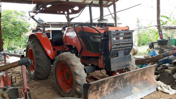 ขายรถไถคูโบต้า M6040 เครื่องแน่น ทะเบียนครบใบดันหน้า ผาน6 ทำงาน6พัน ชม.