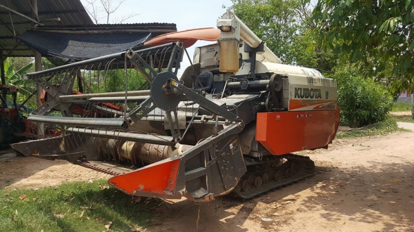 ขายรถเกี่ยวข้าวคูโบต้า95GMพลัสปี55 ทำงาน1621 ชม. พร้อมรถลากสาลี่เทรลเลอร์ เอกสารเล่มทะเบียนครบ