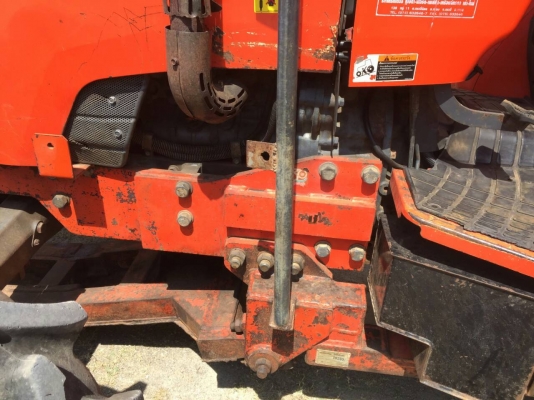 รถไถ KUBOTA 7040  ,  2 เพลา.  ,  ( รถทำงาน 8,xxx ชม. )       สนใจติดต่อ  081 - 6079515