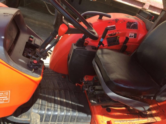 รถไถ KUBOTA 7040  ,  2 เพลา.  ,  ( รถทำงาน 8,xxx ชม. )       สนใจติดต่อ  081 - 6079515