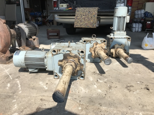 ( เหลือ 2ตัวครับ )ขายมอเตอร์เกียร์เพลาสวม Hyponic drive Sumitomo 2HP. 380V อัตราทด 1:100 มีระบบเบรคในตัว สภาพสวยมาก วิ่งนิ่มเดิมๆ พร้อมใช้งาน มี 3ชุดครับ