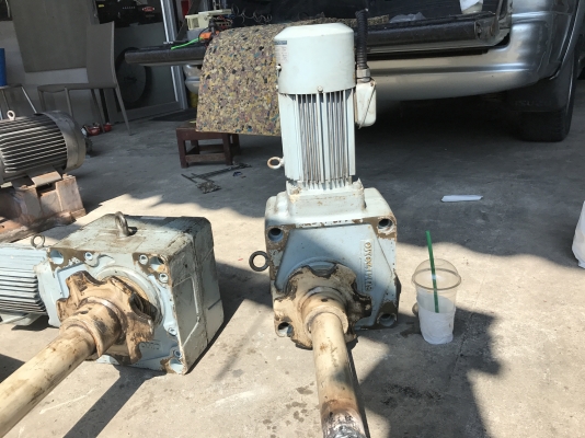 ( เหลือ 2ตัวครับ )ขายมอเตอร์เกียร์เพลาสวม Hyponic drive Sumitomo 2HP. 380V อัตราทด 1:100 มีระบบเบรคในตัว สภาพสวยมาก วิ่งนิ่มเดิมๆ พร้อมใช้งาน มี 3ชุดครับ ( เหลือ 2ตัวครับ )ขายมอเตอร์เกียร์เพลาสวม Hyponic drive Sumitomo 2HP. 380V อัตราทด 1:100 มีระบบเบรคในตัว สภาพสวยมาก วิ่งนิ่มเดิมๆ พร้อมใช้งาน มี 3ชุดครับ