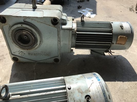 ( เหลือ 2ตัวครับ )ขายมอเตอร์เกียร์เพลาสวม Hyponic drive Sumitomo 2HP. 380V อัตราทด 1:100 มีระบบเบรคในตัว สภาพสวยมาก วิ่งนิ่มเดิมๆ พร้อมใช้งาน มี 3ชุดครับ ( เหลือ 2ตัวครับ )ขายมอเตอร์เกียร์เพลาสวม Hyponic drive Sumitomo 2HP. 380V อัตราทด 1:100 มีระบบเบรคในตัว สภาพสวยมาก วิ่งนิ่มเดิมๆ พร้อมใช้งาน มี 3ชุดครับ