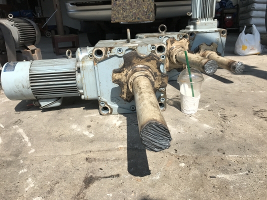 ( เหลือ 2ตัวครับ )ขายมอเตอร์เกียร์เพลาสวม Hyponic drive Sumitomo 2HP. 380V อัตราทด 1:100 มีระบบเบรคในตัว สภาพสวยมาก วิ่งนิ่มเดิมๆ พร้อมใช้งาน มี 3ชุดครับ ( เหลือ 2ตัวครับ )ขายมอเตอร์เกียร์เพลาสวม Hyponic drive Sumitomo 2HP. 380V อัตราทด 1:100 มีระบบเบรคในตัว สภาพสวยมาก วิ่งนิ่มเดิมๆ พร้อมใช้งาน มี 3ชุดครับ