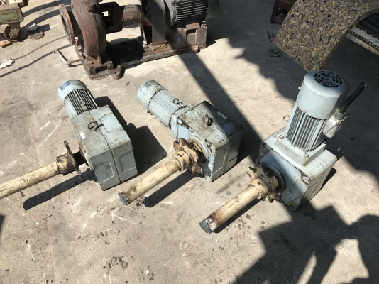 ( เหลือ 2ตัวครับ )ขายมอเตอร์เกียร์เพลาสวม Hyponic drive Sumitomo 2HP. 380V อัตราทด 1:100 มีระบบเบรคในตัว สภาพสวยมาก วิ่งนิ่มเดิมๆ พร้อมใช้งาน มี 3ชุดครับ ( เหลือ 2ตัวครับ )ขายมอเตอร์เกียร์เพลาสวม Hyponic drive Sumitomo 2HP. 380V อัตราทด 1:100 มีระบบเบรคในตัว สภาพสวยมาก วิ่งนิ่มเดิมๆ พร้อมใช้งาน มี 3ชุดครับ