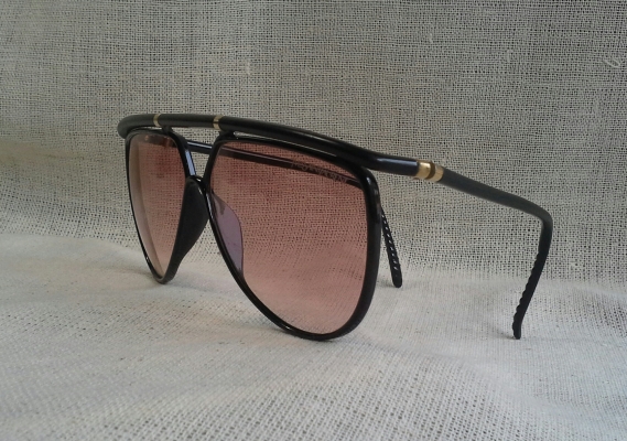 แว่นตาที่สุดแห่งที่สุดของแบรนด์เนมฝรั่งเศส  โมเดลซาบซึ้ง &#039;หยดน้ำตา&#039;  Vintage YVES SAINT LAURENT handmade in Paris, France  บิ๊กไซซ์!