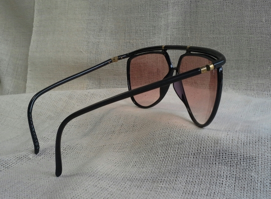 แว่นตาที่สุดแห่งที่สุดของแบรนด์เนมฝรั่งเศส  โมเดลซาบซึ้ง &#039;หยดน้ำตา&#039;  Vintage YVES SAINT LAURENT handmade in Paris, France  บิ๊กไซซ์!