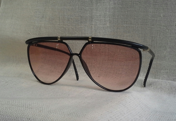 แว่นตาที่สุดแห่งที่สุดของแบรนด์เนมฝรั่งเศส  โมเดลซาบซึ้ง &#039;หยดน้ำตา&#039;  Vintage YVES SAINT LAURENT handmade in Paris, France  บิ๊กไซซ์!